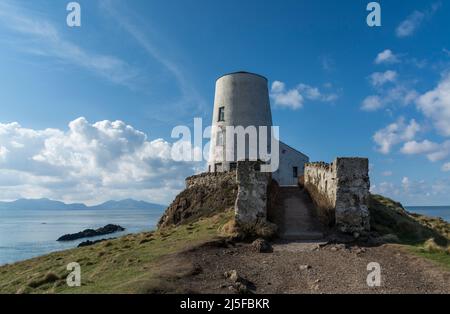Blick auf den Leuchtturm von TWR Mawr von der Spitze von Llanddwyn Island, Anglesey, North Wales, Großbritannien. Aufgenommen am 3.. April 2022. Stockfoto