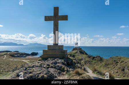 Blick auf den Leuchtturm von TWR Mawr von der Spitze von Llanddwyn Island, Anglesey, North Wales, Großbritannien. Aufgenommen am 3.. April 2022. Stockfoto