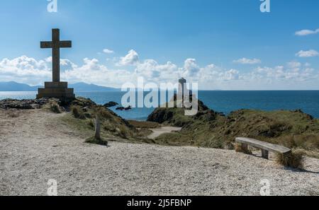 Blick auf den Leuchtturm von TWR Mawr von der Spitze von Llanddwyn Island, Anglesey, North Wales, Großbritannien. Aufgenommen am 3.. April 2022. Stockfoto