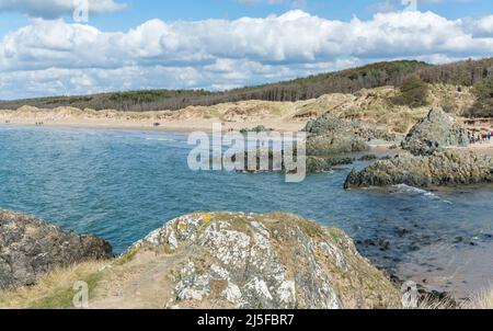 Die erodierten Dünen, die charakteristisch für Penrhos Beach in Newborough auf Anglesey, North Wales, Großbritannien, sind. Aufgenommen am 3.. April 2022. Stockfoto