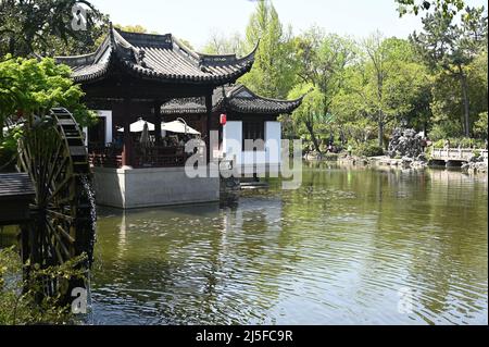 Erkunden Sie den berühmten klassischen chinesischen Garten Guyi in Nanxiang, Shanghai Stockfoto