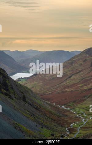 Episches Landschaftsbild mit Blick auf den Honister Pass nach Buttermere von Dale Head im Lake District während des Herbstuntergangs Stockfoto