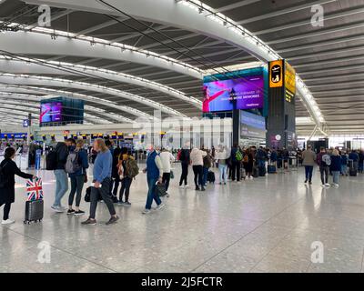 Passagiere stehen bei den Abflügen am Terminal 5 des Flughafens Heathrow im Westen Londons in der Warteschlange, um die Sicherheitskontrolle zu durchlaufen. Bilddatum: Samstag, 23. April 2022. Stockfoto