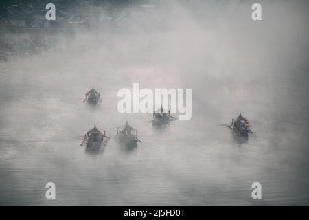 Sonnenaufgang mit Nebel über Ban Rak thai, chinesisches Dorf in der Nähe eines Sees in Mae Hong Son, Thailand Stockfoto