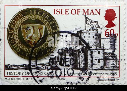 Foto einer Isle of man-Briefmarke zum 200. Jahrestag des Revestment Act von 1965, herausgegeben 2010 mit dem Bild einer manx-Münze und eines Schlosses Stockfoto