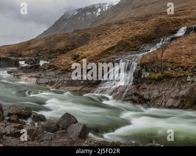 Schöne Winterlandschaft Bild von River Etive und Skyfall Etive Wasserfälle in schottischen Highlands Stockfoto