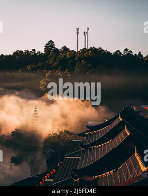 Sonnenaufgang mit Nebel über Ban Rak thai, chinesisches Dorf in der Nähe eines Sees in Mae Hong Son, Thailand Stockfoto