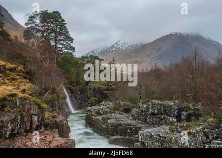 Schöne Winterlandschaft Bild von River Etive und Skyfall Etive Wasserfälle in schottischen Highlands Stockfoto