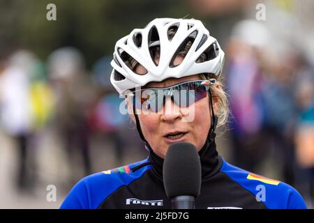 Straupitz, Deutschland. 22. April 2022. Claudia Pechstein startet beim Spreewald-Marathon auf den Skate-Strecken. „Auf die Gurke, fertig, los!“ Das ist das Motto des Spreewald-Marathons nach einer zweijährigen Pause und in diesem Jahr zum 20.. Mal. Quelle: Frank Hammerschmidt/dpa/Alamy Live News Stockfoto