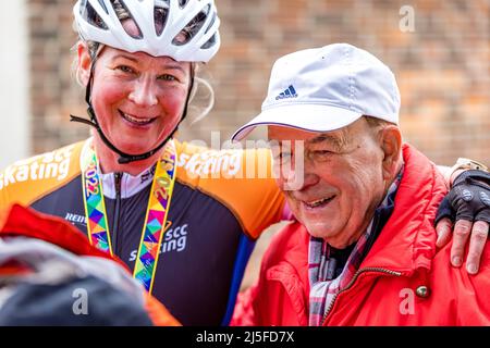 Straupitz, Deutschland. 22. April 2022. Claudia Pechtstein hat im Einzelzeitfahren das Ziel erreicht und spricht mit Moderator Gerhard 'Adi' Adolph. „Auf die Gurke, fertig, los!“ Das ist das Motto des Spreewald-Marathons nach einer zweijährigen Pause und in diesem Jahr zum 20.. Mal. Quelle: Frank Hammerschmidt/dpa/Alamy Live News Stockfoto