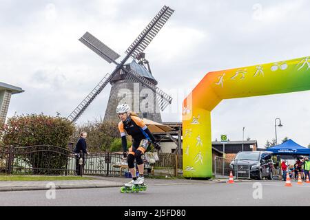 Straupitz, Deutschland. 22. April 2022. Ein Teilnehmer am Einzelzeitfahren der Skater startet vor der historischen Bockwindmühle in Straupitz. Nach einer zweijährigen Pause und in diesem Jahr zum 20.. Mal: „Auf die Gurke, fertig, los!“ Das ist das Motto des Spreewald-Marathons. Quelle: Frank Hammerschmidt/dpa/Alamy Live News Stockfoto