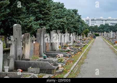 Lyon (Frankreich), 6. Oktober 2020. Der alte Friedhof von La Guillotière mit seinen blühenden Gräbern. Stockfoto