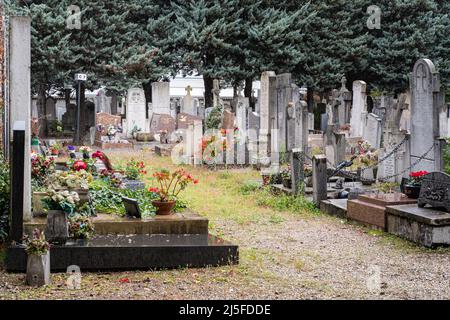 Lyon (Frankreich), 6. Oktober 2020. Der alte Friedhof von La Guillotière mit seinen blühenden Gräbern. Stockfoto