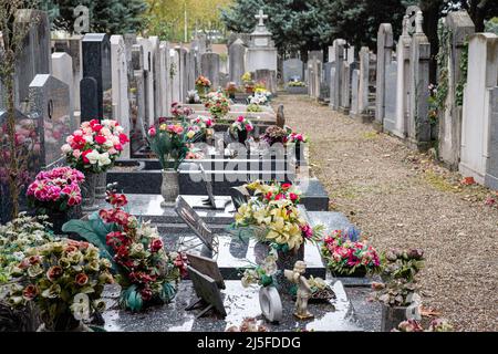 Lyon (Frankreich), 6. Oktober 2020. Der alte Friedhof von La Guillotière mit seinen blühenden Gräbern. Stockfoto