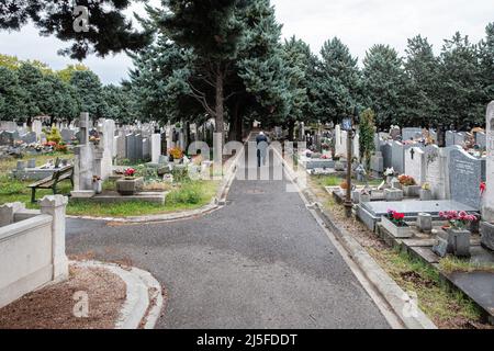 Lyon (Frankreich), 6. Oktober 2020. Der alte Friedhof von La Guillotière mit seinen blühenden Gräbern. Stockfoto