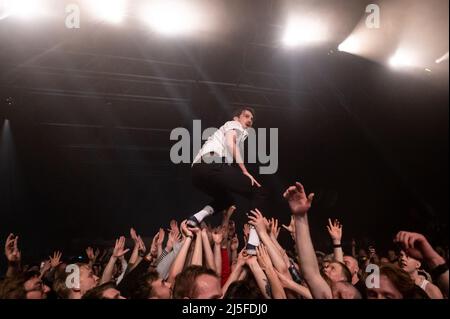 Kopenhagen, Dänemark. 22. April 2022. Die norwegische Punkrock-Band Honningbarna spielt ein Live-Konzert im Pumpehuset in Kopenhagen. Hier surft Sänger Edvard Valberg im Crowd. (Foto: Gonzales Photo/Alamy Live News Stockfoto