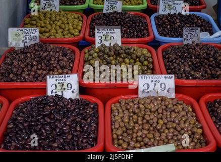 Athen, Griechenland. 21. April 2022. Griechische Oliven werden in einem Geschäft auf dem berühmten Varvakios-Lebensmittelmarkt für das traditionelle, am Spieß geröstete Ostermahl verkauft. Die steigenden Preise haben die traditionelle griechische Lieblingsdelikatesse getroffen. (Foto: Dimitris Aspiotis/Pacific Press) Quelle: Pacific Press Media Production Corp./Alamy Live News Stockfoto