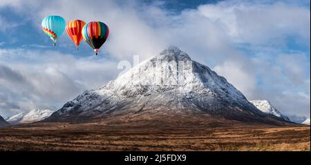 Digitales Composite-Bild von Heißluftballons, die über eine atemberaubende, ikonische Landschaft fliegen Winterbild des Berges Stob Dearg Buachaille Etive Mor in Schottland Stockfoto