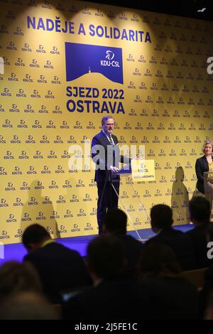 Ostrava, Tschechische Republik. 23. April 2022. Petr Fiala, Vorsitzender der Demokratischen Bürgerpartei (ODS), spricht zu Gast bei ihrem zweitägigen Nationalkongress in Ostrava, Nordmähren, am Samstag, den 22. April 2022, an die christlich-Demokratische Union-Tschechoslowakische Volkspartei (KDU-CSL). Quelle: Petr Sznapka/CTK Photo/Alamy Live News Stockfoto