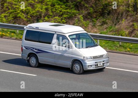 1998 90s 90er Mazda Bongo FRIENDEE POP-TOP 'RIVIERA' 2,5. Reisemobile, Wohnmobil auf den Straßen Großbritanniens, Wohnmobil, Familienurlaub, Caravanette-Urlaub, Wohnwagen-Urlaub, Van Umbauten, Vanagon autohome, Leben auf der Straße, Wohnwagen Stockfoto