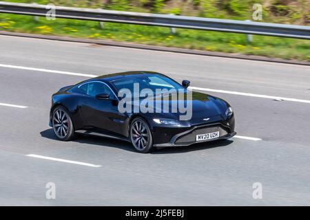 2020 schwarzes Aston Martin Vantage V8 3982cc Benziner 2DR Coupé; Fahren auf der Autobahn M61, Großbritannien Stockfoto