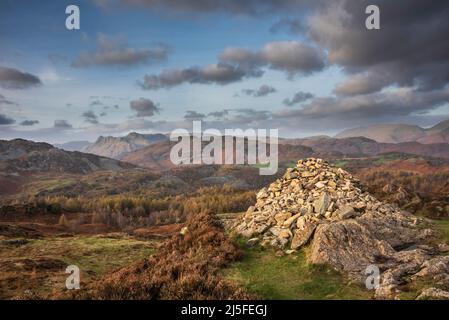 Episches Landschaftsbild des atemberaubenden Herbstlichts bei Sonnenuntergang über Langdale Pikes, das von Holme Fell im Lake District aus blickt Stockfoto