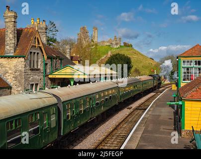 Eine der Dampflokomotiven der Swanage Railway wird Corfe Castle verlassen und nach Norden und Wareham weiterfahren. Stockfoto