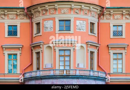 Balkon und viele Fenster in einer Reihe auf der Fassade des städtischen historischen Wohnhauses Vorderansicht, Sankt Petersburg, Russland Stockfoto