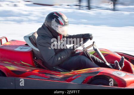 Winter go-cart Pilot Kart bewegt Single sonnig Stockfoto