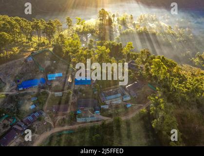 Luftaufnahme des Sonnenaufgangs mit Nebel über Ban Rak thai, chinesisches Dorf in der Nähe eines Sees in Mae Hong Son, Thailand Stockfoto