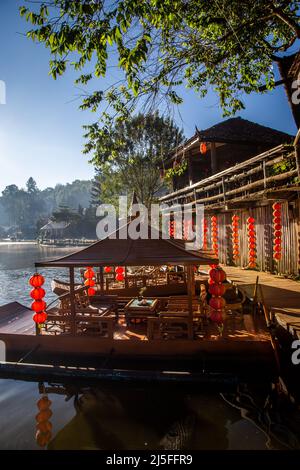 Sonnenaufgang mit Nebel über Ban Rak thai, chinesisches Dorf in der Nähe eines Sees in Mae Hong Son, Thailand Stockfoto