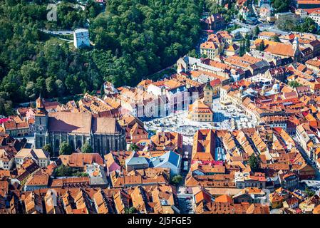 Brasov, Rumänien - landschaftlich schöne Luftaufnahme vom Gipfel des Tampa Mt. Mit Hauptplatz und Schwarzer Kirche, Siebenbürgen Reise Spotlight. Stockfoto