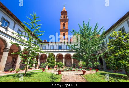 Florenz, Italien - Sonnenlicht über dem Turm der Basilica di Santo Spirito, religiöse Architektur der Toskana. Stockfoto