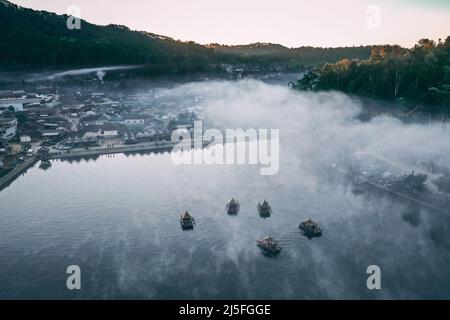 Luftaufnahme des Sonnenaufgangs mit Nebel über Ban Rak thai, chinesisches Dorf in der Nähe eines Sees in Mae Hong Son, Thailand Stockfoto