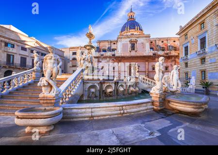 Palermo, Italien. Pretoria-Brunnen auf der Piazza Pretoria und der Chiesa di Santa Caterina d'Alessandria, Sizilien im Blickpunkt der Reise. Stockfoto