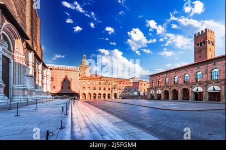 Bologna, Italien. Piazza Maggiore mit Torre dell'Orologio und Torre dell'Arengo, Wahrzeichen der historischen Provinz Emilia-Romagna. Stockfoto