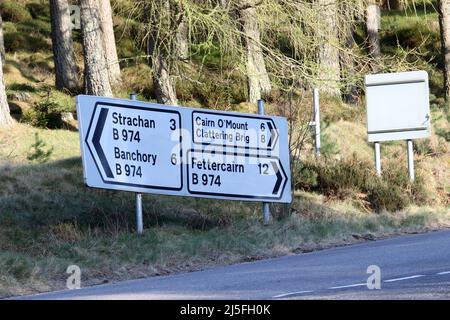 Glen Dye , am B974 , in der Nähe von Strachan, Aberdeenshire, Schottland, VEREINIGTES KÖNIGREICH . AA-Sprechfeld Nummer 753. Das Telefonsystem der AA, das von diesem und mehr als 1.000 anderen Geräten in ganz Großbritannien aus betrieben wurde, wurde kürzlich aufgrund der breiten Nutzung von Mobiltelefonen eingestellt. Nur wenige überleben noch, und diese Kiste, in ihrer ursprünglichen Lage, wurde als Erbe aufgeführt. Es liegt an der Kreuzung der B974 & B993. Box 753 – B974, die Cairn o’ Mount Road südlich von Banchory, Glen Dye. Stockfoto