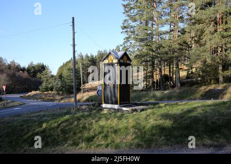 Glen Dye , am B974 , in der Nähe von Strachan, Aberdeenshire, Schottland, VEREINIGTES KÖNIGREICH . AA-Sprechfeld Nummer 753. Das Telefonsystem der AA, das von diesem und mehr als 1.000 anderen Geräten in ganz Großbritannien aus betrieben wurde, wurde kürzlich aufgrund der breiten Nutzung von Mobiltelefonen eingestellt. Nur wenige überleben noch, und diese Kiste, in ihrer ursprünglichen Lage, wurde als Erbe aufgeführt. Es liegt an der Kreuzung der B974 & B993. Box 753 – B974, die Cairn o’ Mount Road südlich von Banchory, Glen Dye. Stockfoto