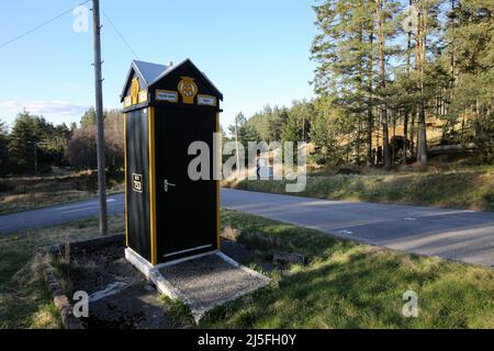 Glen Dye , am B974 , in der Nähe von Strachan, Aberdeenshire, Schottland, VEREINIGTES KÖNIGREICH . AA-Sprechfeld Nummer 753. Das Telefonsystem der AA, das von diesem und mehr als 1.000 anderen Geräten in ganz Großbritannien aus betrieben wurde, wurde kürzlich aufgrund der breiten Nutzung von Mobiltelefonen eingestellt. Nur wenige überleben noch, und diese Kiste, in ihrer ursprünglichen Lage, wurde als Erbe aufgeführt. Es liegt an der Kreuzung der B974 & B993. Box 753 – B974, die Cairn o’ Mount Road südlich von Banchory, Glen Dye. Stockfoto