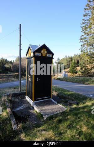 Glen Dye , am B974 , in der Nähe von Strachan, Aberdeenshire, Schottland, VEREINIGTES KÖNIGREICH . AA-Sprechfeld Nummer 753. Das Telefonsystem der AA, das von diesem und mehr als 1.000 anderen Geräten in ganz Großbritannien aus betrieben wurde, wurde kürzlich aufgrund der breiten Nutzung von Mobiltelefonen eingestellt. Nur wenige überleben noch, und diese Kiste, in ihrer ursprünglichen Lage, wurde als Erbe aufgeführt. Es liegt an der Kreuzung der B974 & B993. Box 753 – B974, die Cairn o’ Mount Road südlich von Banchory, Glen Dye. Stockfoto