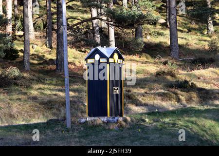 Glen Dye , am B974 , in der Nähe von Strachan, Aberdeenshire, Schottland, VEREINIGTES KÖNIGREICH . AA-Sprechfeld Nummer 753. Das Telefonsystem der AA, das von diesem und mehr als 1.000 anderen Geräten in ganz Großbritannien aus betrieben wurde, wurde kürzlich aufgrund der breiten Nutzung von Mobiltelefonen eingestellt. Nur wenige überleben noch, und diese Kiste, in ihrer ursprünglichen Lage, wurde als Erbe aufgeführt. Es liegt an der Kreuzung der B974 & B993. Box 753 – B974, die Cairn o’ Mount Road südlich von Banchory, Glen Dye. Stockfoto