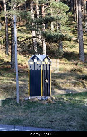 Glen Dye , am B974 , in der Nähe von Strachan, Aberdeenshire, Schottland, VEREINIGTES KÖNIGREICH . AA-Sprechfeld Nummer 753. Das Telefonsystem der AA, das von diesem und mehr als 1.000 anderen Geräten in ganz Großbritannien aus betrieben wurde, wurde kürzlich aufgrund der breiten Nutzung von Mobiltelefonen eingestellt. Nur wenige überleben noch, und diese Kiste, in ihrer ursprünglichen Lage, wurde als Erbe aufgeführt. Es liegt an der Kreuzung der B974 & B993. Box 753 – B974, die Cairn o’ Mount Road südlich von Banchory, Glen Dye. Stockfoto