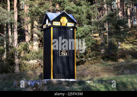 Glen Dye , am B974 , in der Nähe von Strachan, Aberdeenshire, Schottland, VEREINIGTES KÖNIGREICH . AA-Sprechfeld Nummer 753. Das Telefonsystem der AA, das von diesem und mehr als 1.000 anderen Geräten in ganz Großbritannien aus betrieben wurde, wurde kürzlich aufgrund der breiten Nutzung von Mobiltelefonen eingestellt. Nur wenige überleben noch, und diese Kiste, in ihrer ursprünglichen Lage, wurde als Erbe aufgeführt. Es liegt an der Kreuzung der B974 & B993. Box 753 – B974, die Cairn o’ Mount Road südlich von Banchory, Glen Dye. Stockfoto