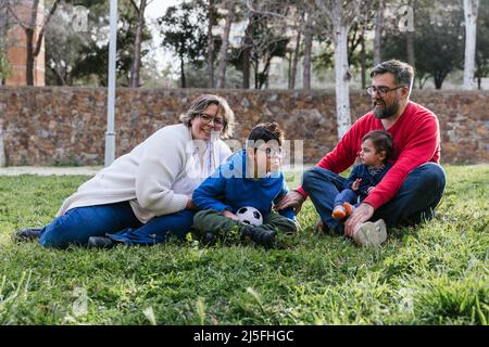 Porträt einer glücklichen Familie, die einen Tag im Park im Freien genießt. Stockfoto