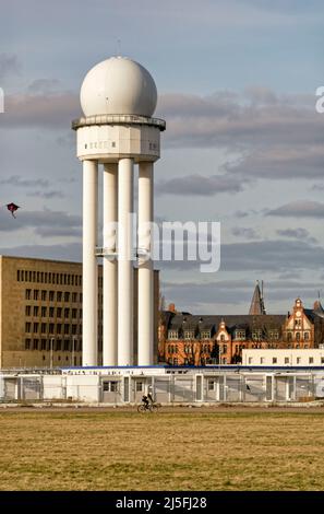 Tempelhofer Feld, Radarturm des ehemaligen Flughafen Berlin-Tempelhof, leerstehende Wohncontainer für Asylanten, Berlin, Deutschland, Europa Stockfoto