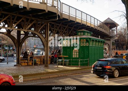 Burgermeister Fast Food, Metro, Schlesisches Tor, Cafe Achteck, historisches Pissoir, Kreuzberg, Berlin Stockfoto