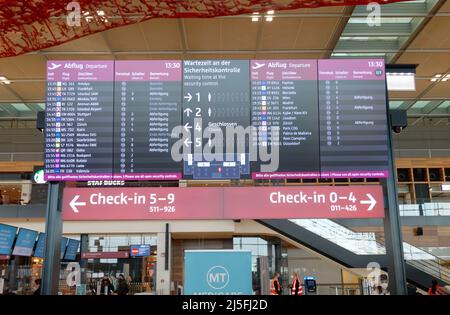 Ber Terminal 1, Flughafen Berlin Brandenburg Willy Brandt, Check in, Innenaufnahme, Anzeigetafel, Wartezeit an der Sicherheitskontrolle, Berlin schöne Stockfoto