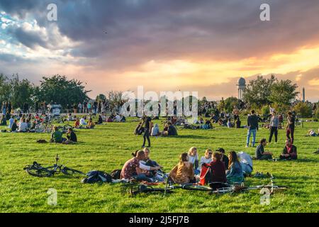 Tempelhofer Feld , junge Leute auf Wiese, Berlin-Tempelhof, Stockfoto