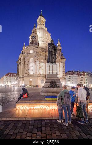 Ukrainer zünden Kerzen vor der Frauenkriche in Dresden an als Protest gegen den Ukraine Krieg. Mahnwache, Solidarität, Friedensapell, Stockfoto