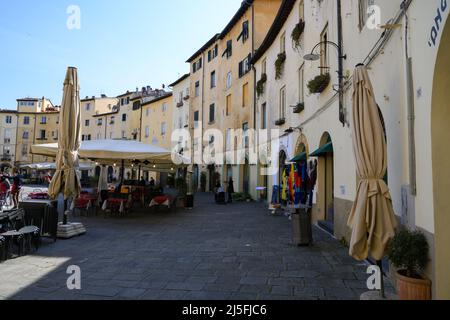 Lucca-März 2022-Italien der charakteristische Platz des Amphitheaters im historischen Zentrum der Altstadt. Stockfoto